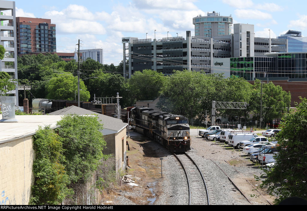 NS 9085 leads train E25 southbound towards Boylan